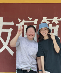 张小斐贾玲重回《李焕英》排球场