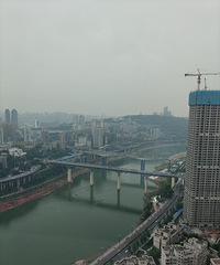 ���ղ��̿���һ��������壬һ�߽�������˽����Ӿ�أ�����װ��