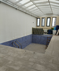 ���ղ��̿���һ��������壬һ�߽�������˽����Ӿ�أ�����װ��