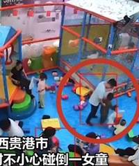 男童不小心碰倒女童,被女童家长怒摔3次