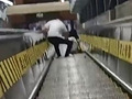 女子乘网红电梯摔倒