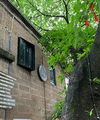 ���ֱ��Ľ���ɽ�Ĵ�԰����������ɫ��ʯͷ����Ƭ�ʺ�����Ƶ