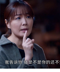 汤洛雯的脸怎么崩成这样