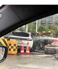 �·����ݣ�С�γ�ײ���շ�վ��𣬳���4�˱��������