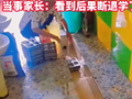 她在便池清洗幼儿餐具