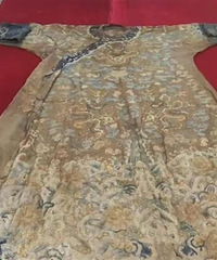盗墓贼居然穿着盗来的龙袍拍照炫耀