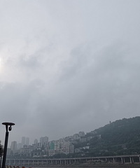 今晨即有雾蒙蒙般毛毛细雨,也有东方初升的一丝丝太阳