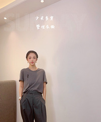 灰色系单品很容易搭出递进感,浅灰-深灰-的组合就很高级。