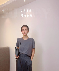 灰色系单品很容易搭出递进感,浅灰-深灰-的组合就很高级。
