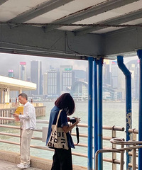 上班背什么包?来打望时尚与接地气并存的香港,包包类型挺丰富