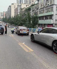 ����һŮ˾�������ճ����ڵ���У������Ħ������ײ��10���׸߼���