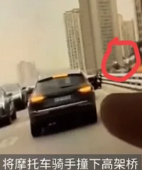 ����һŮ˾�������ճ����ڵ���У������Ħ������ײ��10���׸߼���