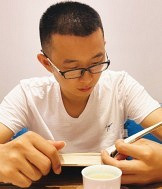 90年家庭无负担的哥子征婚,月入1万
