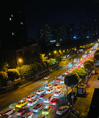 ɳ��������һ������ͻȻ�³�������һ�����£����˭�������أ�