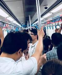 放暑假了,为什么地铁上越来越挤?