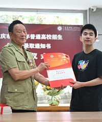 恭喜重庆八中学生拿到重庆第一份高考录取通知书
