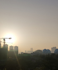 ���ѼҴ��ӿ���ȥ��һƬ��æ�ľ��󣬻��滹������