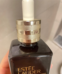 雅诗兰黛精华的字掉了,到处都是,好烦