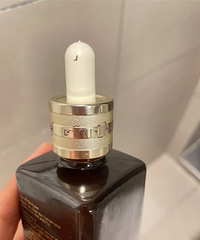 雅诗兰黛精华的字掉了,到处都是,好烦