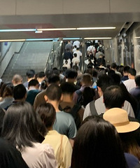 重庆早高峰:排了三班才上车……