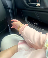 人类幼崽的金饰也太可爱了吧,这个小金镯子简直可爱到爆