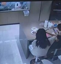 某豪宅内,保姆带女儿白嫖画面流出
