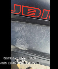 Ů�ӽ�����ͣ�ھ����ſڣ���İ����˽�Բ������գ�������Ԫ