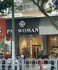 这种开在街边的衣服店,真的可以赚钱吗?