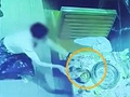 女子将剩饭倒进邻桌