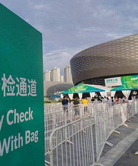 Ϊ�����˻ᣬ�ڽ����е�һ�ο��糵�ϸ��١���