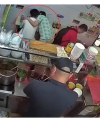 一男子吃早餐遭女子突然强吻?