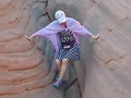 大妈在踩丹霞地貌拍照