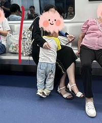 两大一小,连包带人要坐一半的座位