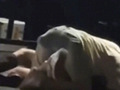 情侣酒吧门口亲热