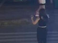 女子过马路玩手机被撞