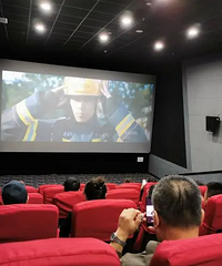 看电影被冤枉偷窥,还被卡脖子
