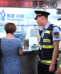 女子冒用他人敬老卡乘车被查