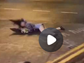台风来袭女子被吹倒