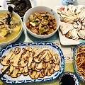 松茸生吃、沾酱都不错