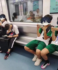 一张重庆地铁10号线的偷拍照,让人触动好大