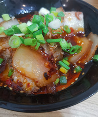 ���ض���ᵽ��ѧУ���棬��ͷ��ʶ����壬����