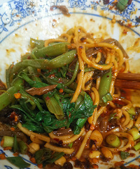 ���ض���ᵽ��ѧУ���棬��ͷ��ʶ����壬����