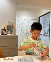 在家里安了会议室用的玻璃白板,堪称助学神器
