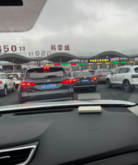你遇到堵车了吗?高速公路好打挤