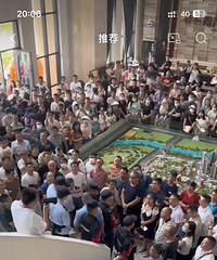 �ش����ã���¥���ſڶ�վ�����ˣ��λ�15�ꡣ