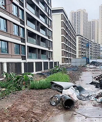 接房发现小区围栏离一楼太近,影响采光和隐私咋办