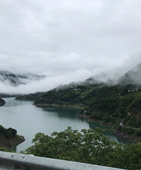 ����֮����һ������ˮǧɽ���и���Ϊ�����