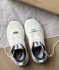 �ֱ����ڵ�һ˫�ÿ�����·��Ь�ӣ�Ƥ��Ҳ���ʹ�������Ҳ����