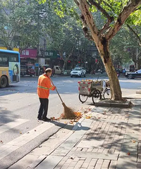 73岁爸妈做清洁工,不心疼他们