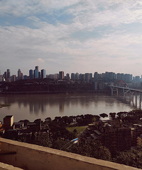 �ѵõ�����ů����������ɽ��԰һ·���У���ﵽɺ���ӹ�԰